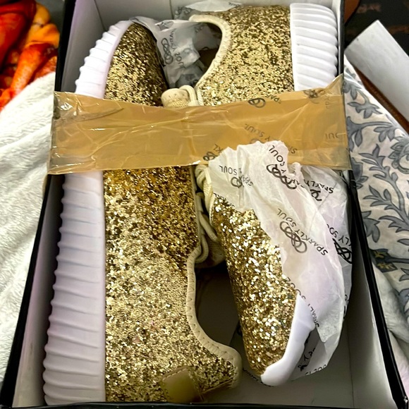 COPY - New in Box - Women’s Size 9 - Gold Sparkly Soul Sneakers - Picture 1 of 5